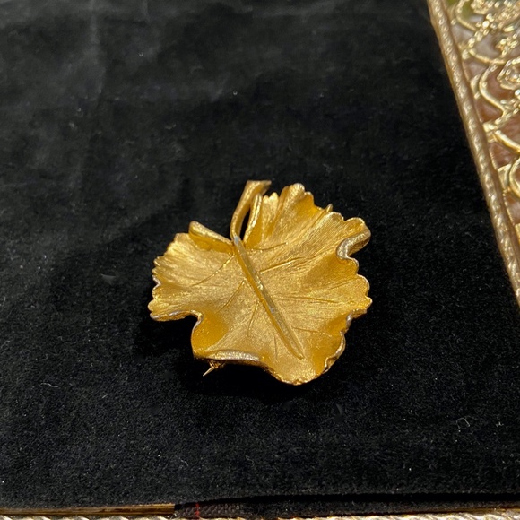 J16-Vintage Classic Gold Plated BSK Leaf Brooch - Picture 8 of 8